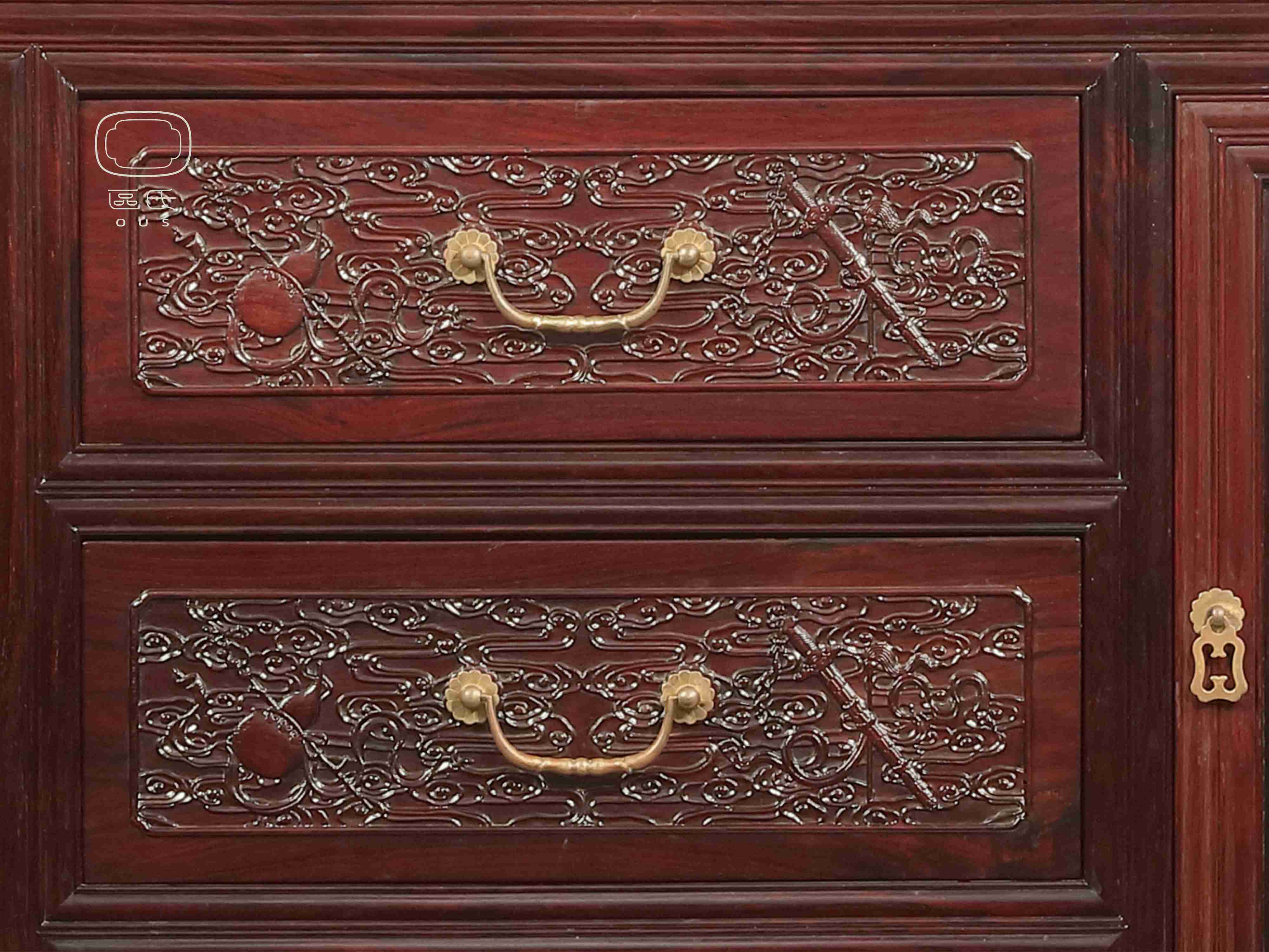 雕暗八寶櫥柜