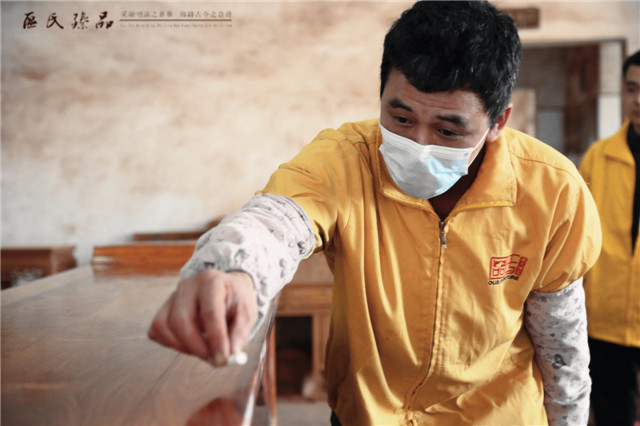 區(qū)氏臻品黃師傅正在進(jìn)行最后的打磨驗(yàn)收工作,用數(shù)十年的經(jīng)驗(yàn)檢驗(yàn)家具是否做到位,是最嚴(yán)格的標(biāo)準(zhǔn)