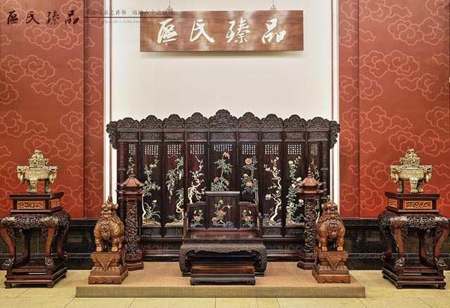區(qū)氏臻品所制作的宮廷家具威嚴(yán)大氣(配圖為區(qū)氏臻品展廳一角)
