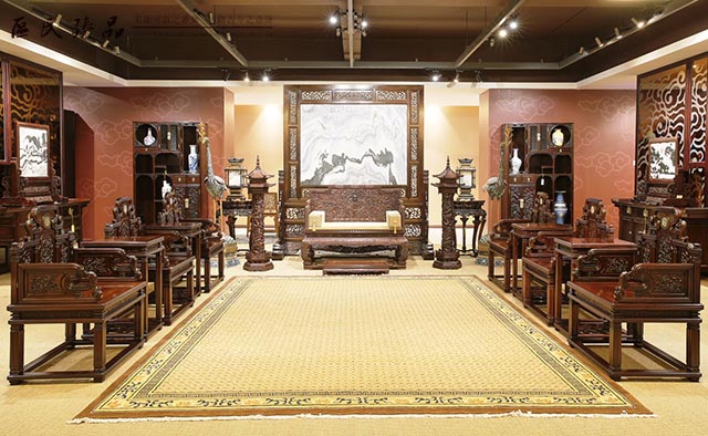 區(qū)氏臻品所制作的宮廷家具獨具魅力(配圖為區(qū)氏臻品展廳一角)
