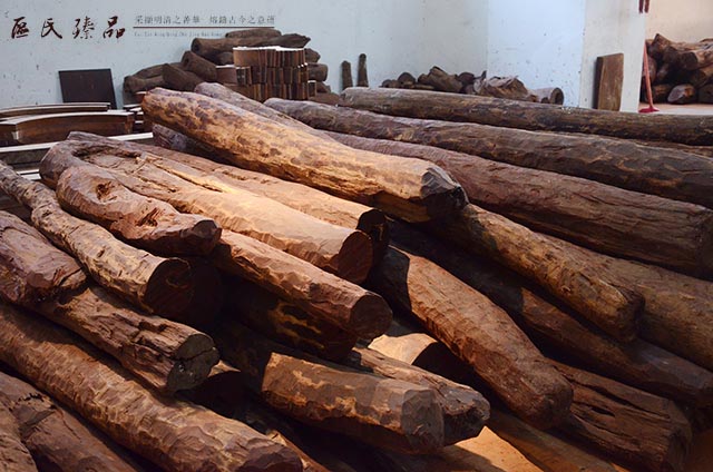區(qū)氏臻品工廠內(nèi)屯有大量優(yōu)質(zhì)的大料小葉紫檀木材
