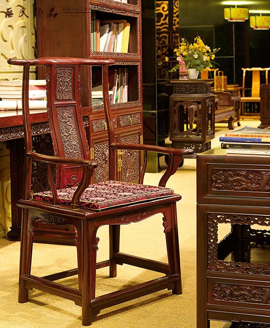 區(qū)氏臻品所制紫檀家具材質(zhì)優(yōu)良、造型雅正、精工細(xì)做