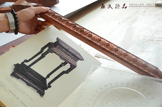 雕刻好的半成品,區(qū)氏臻品還會(huì)定位抽查與原款比對(duì),看有些哪些不足,以便隨時(shí)調(diào)整