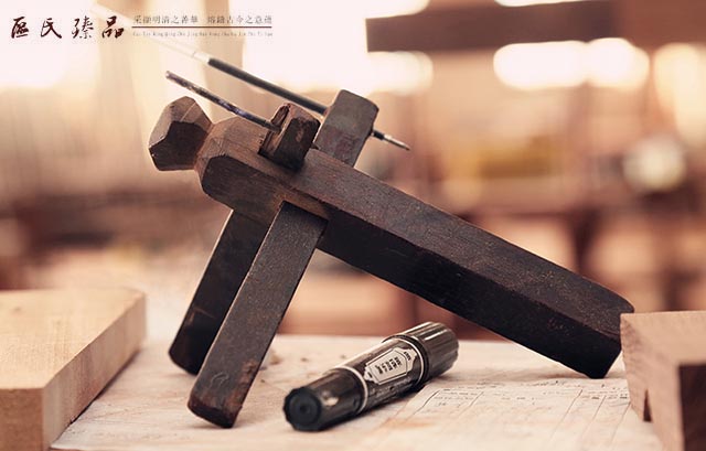 古老的畫線工具,區(qū)氏臻品的工匠們叫他做“飛機(jī)”,因?yàn)樗脑煨秃芟駥⒁痫w的飛機(jī)