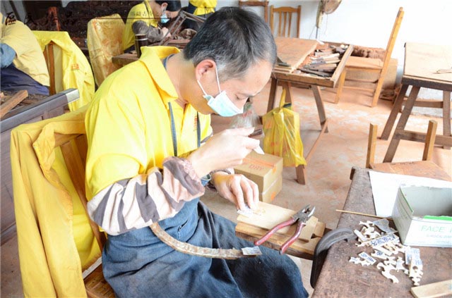 這些字,都是區(qū)氏臻品工匠耐心用鎪弓子一個(gè)個(gè)鋸出來(lái)的