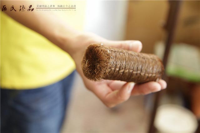 用鬃刷刷過(guò)的家具,滑潤(rùn)有光澤(區(qū)氏臻品工廠實(shí)拍)