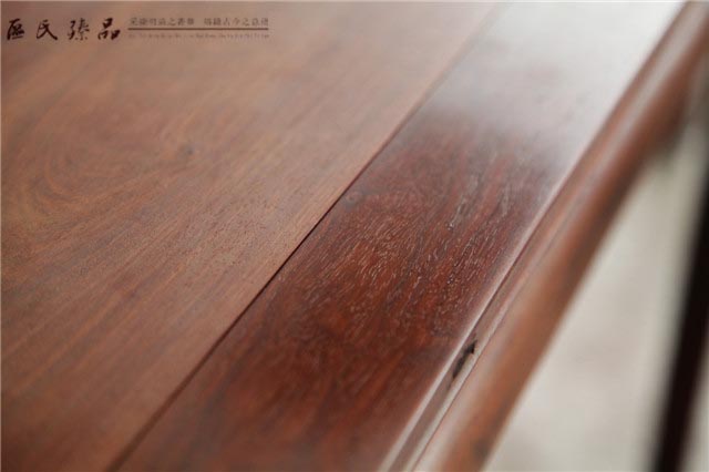 用鬃刷刷過(guò)的家具,滑潤(rùn)有光澤(區(qū)氏臻品工廠實(shí)拍)