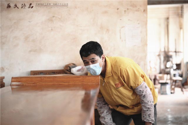 區(qū)氏臻品黃師傅正在進(jìn)行最后的打磨驗(yàn)收工作,用數(shù)十年的經(jīng)驗(yàn)檢驗(yàn)家具是否做到位,是最嚴(yán)格的標(biāo)準(zhǔn)