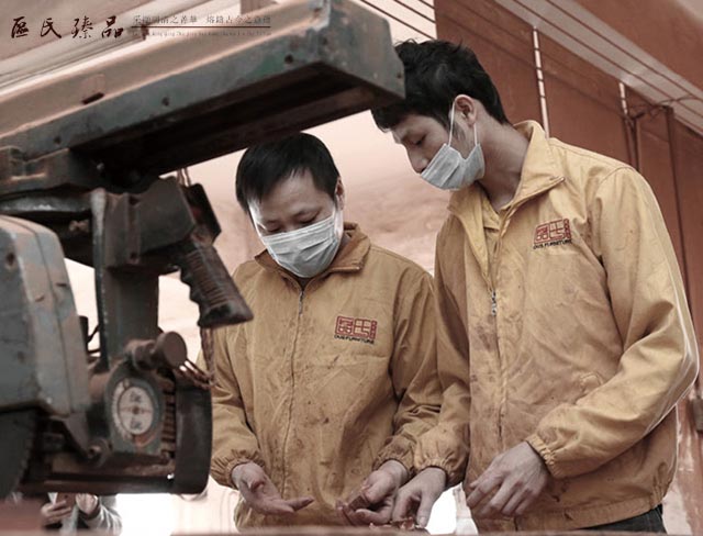 區(qū)氏臻品工匠不是只是機(jī)械性的工作,探討、交流,專注卻又不斷創(chuàng)新才是工匠精神所在