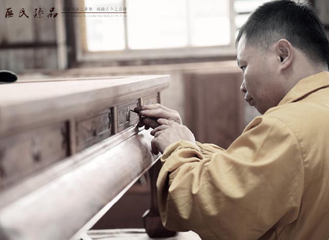 區(qū)氏臻品全神貫注刮磨的匠人