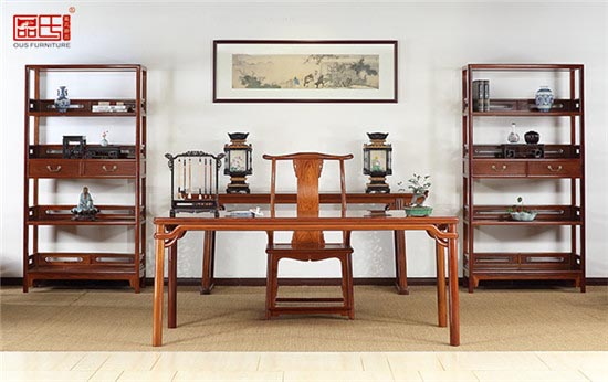 中國(guó)人更多的是感受“讀書有時(shí),做夢(mèng)有時(shí)”的獨(dú)處時(shí)光;而一方古典家具營(yíng)造的書房,能滿足這份雅致的需求(區(qū)氏臻品展廳實(shí)景)