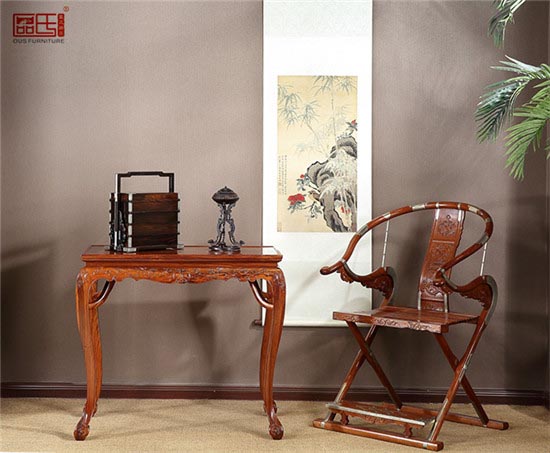 大道至簡(jiǎn),明式家具的簡(jiǎn)練素雅,與現(xiàn)代家居環(huán)境更相得益彰(區(qū)氏臻品展廳實(shí)景)