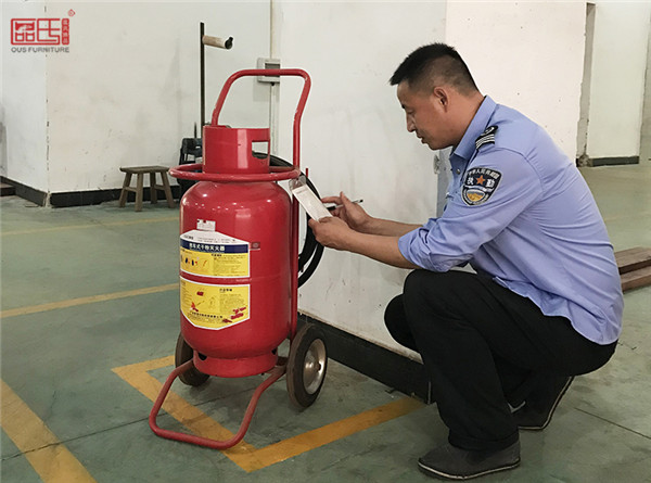 區(qū)氏臻品安全規(guī)范化生產(chǎn)打造現(xiàn)代紅木企業(yè)