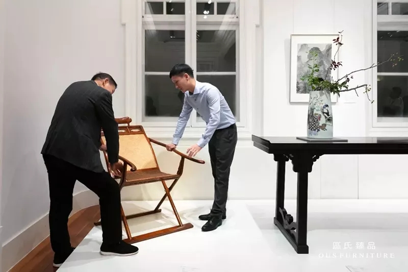 區(qū)氏父子(區(qū)勝春與區(qū)錦澤)在預(yù)展現(xiàn)場(chǎng) 區(qū)氏父子(區(qū)勝春與區(qū)錦澤)在預(yù)展現(xiàn)場(chǎng)