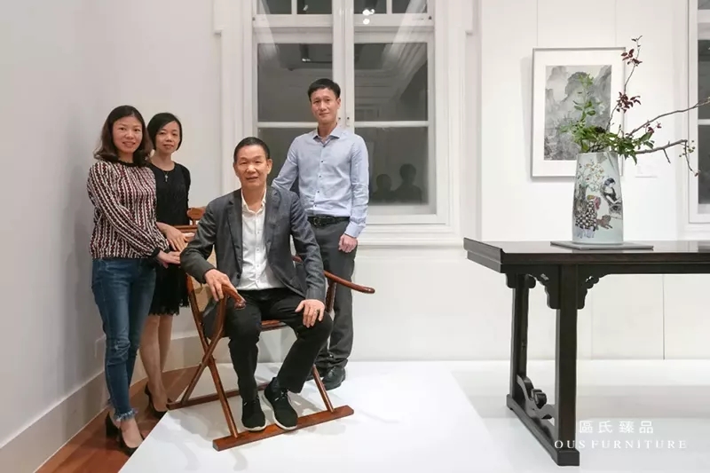  區(qū)勝春與區(qū)氏團(tuán)隊(duì)留影于佳士得上海預(yù)展現(xiàn)場(chǎng)