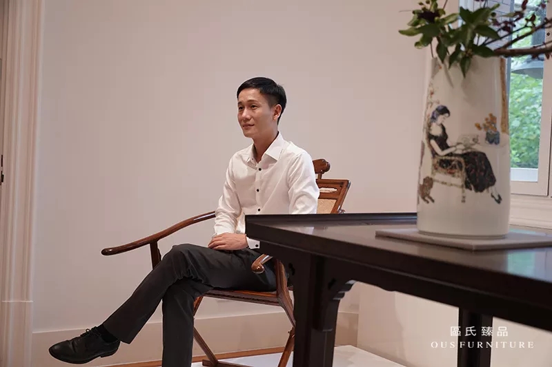  區(qū)氏臻品總經(jīng)理區(qū)錦澤在佳士得上海預(yù)展現(xiàn)場(chǎng)