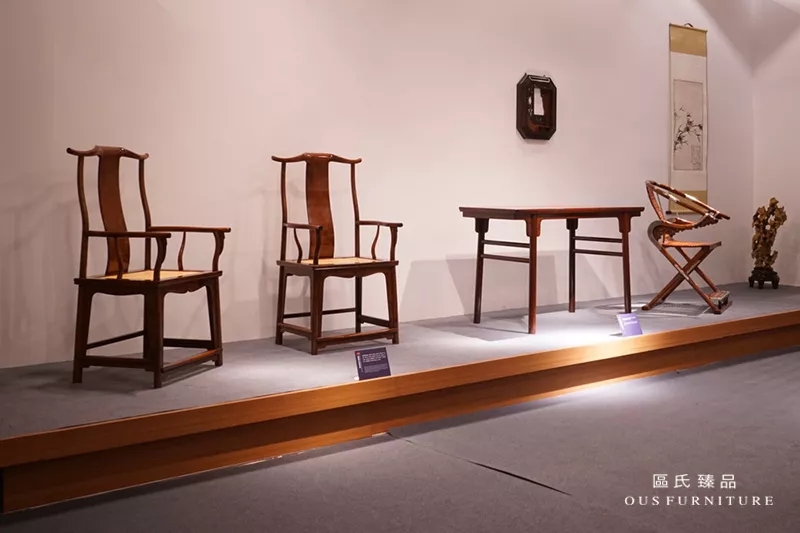 2017年9月,區(qū)氏臻品黃花梨經(jīng)典明清家具現(xiàn)身2017北京國(guó)際設(shè)計(jì)周,將繁美靜穆、自成一格的數(shù)十件黃花梨、小葉紫檀明清家具帶上國(guó)際舞臺(tái)。 2017年9月,區(qū)氏臻品黃花梨經(jīng)典明清家具現(xiàn)身2017北京國(guó)際設(shè)計(jì)周,將繁美靜穆、自成一格的數(shù)十件黃花梨、小葉紫檀明清家具帶上國(guó)際舞臺(tái)。