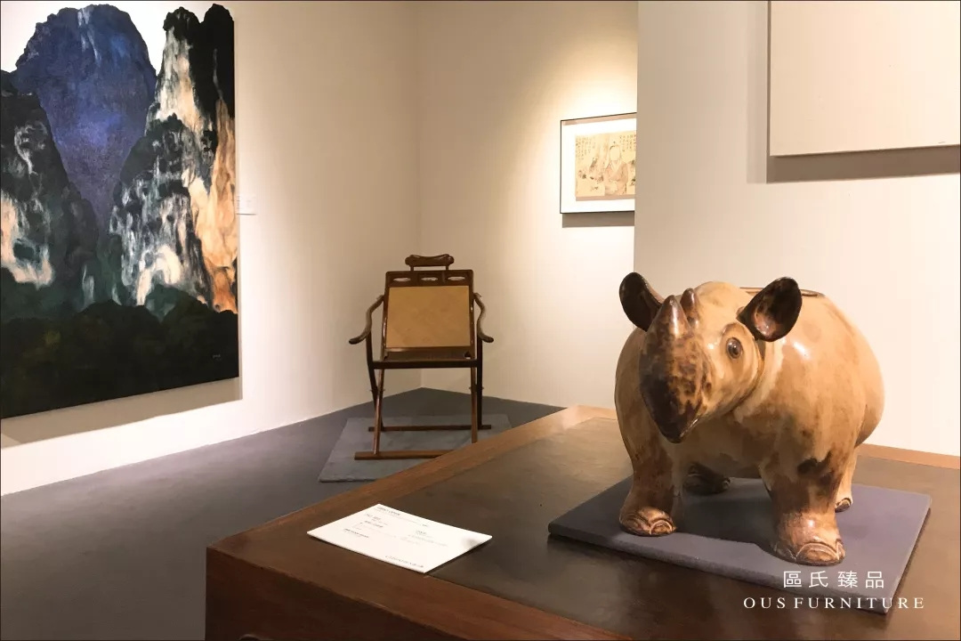 2018年9月,區(qū)氏臻品這把黃花梨躺椅亮相2018佳士得秋拍“當(dāng)代書(shū)房”專(zhuān)題經(jīng)北京和上海預(yù)展,在9月21日,最終以504000元落槌成交(含傭金) 2018年9月,區(qū)氏臻品這把黃花梨躺椅亮相2018佳士得秋拍“當(dāng)代書(shū)房”專(zhuān)題經(jīng)北京和上海預(yù)展,在9月21日,最終以504000元落槌成交(含傭金)